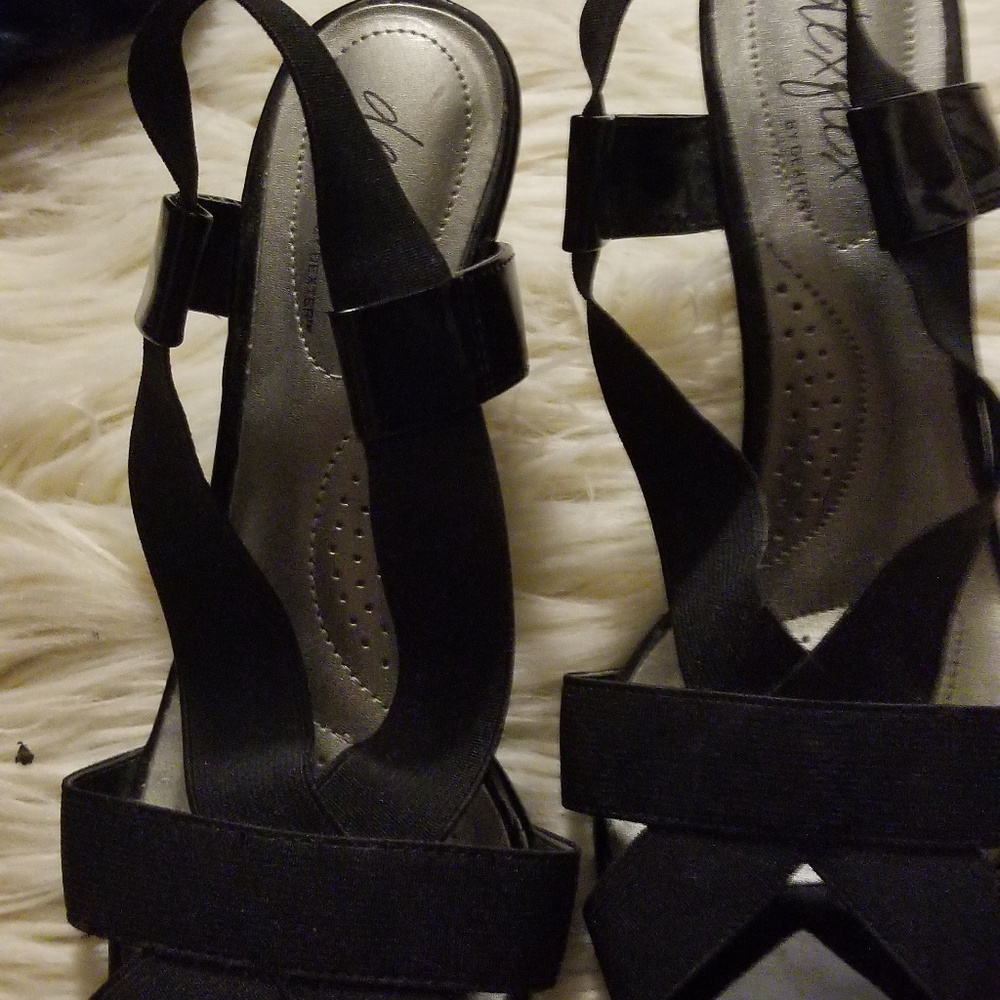 Black leather shoe with patent leather wedge spand